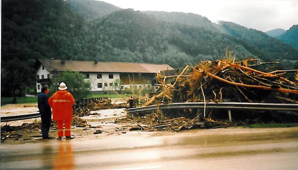 Eine Gruppe von Männern steht neben einem Trümmerhaufen.