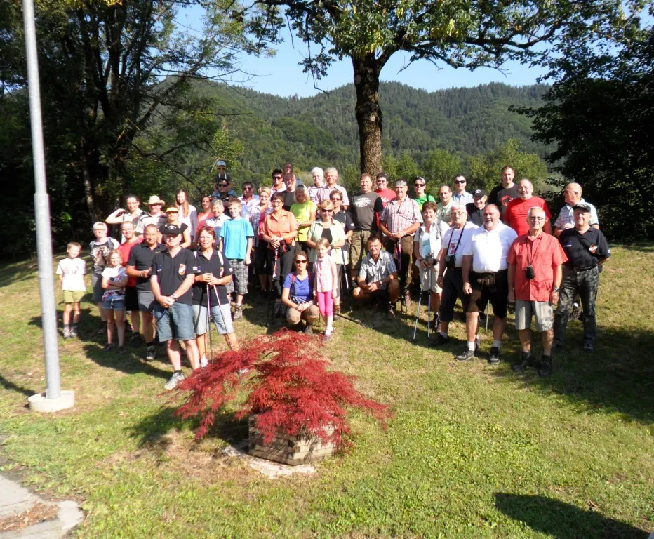 eine Gruppe von Menschen, die für ein Foto posieren