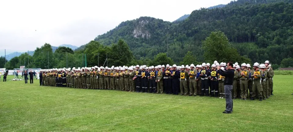 Eine Gruppe von Menschen in Uniform steht in einer Reihe.