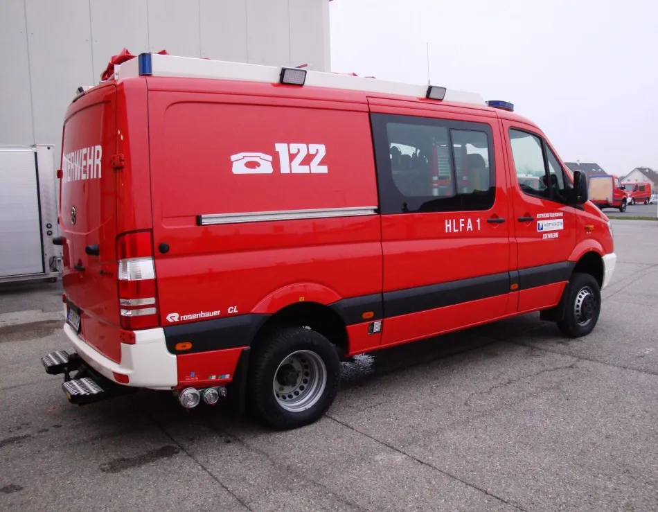 ein roter Van, der auf dem Bürgersteig geparkt ist