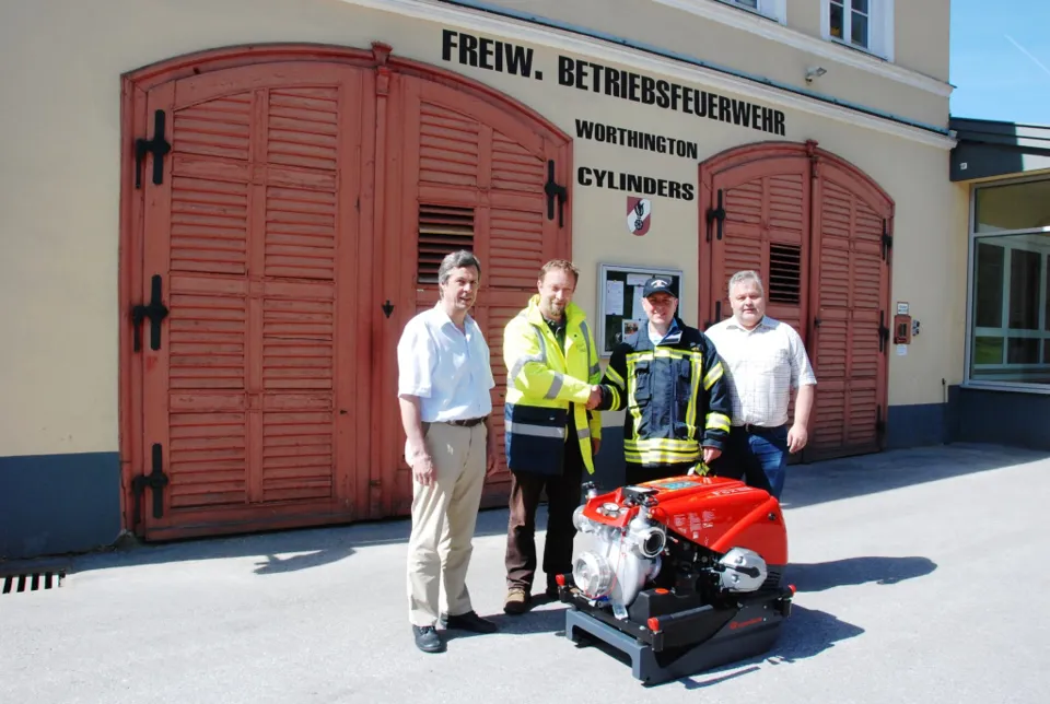 eine Gruppe von Männern, die vor einem Gebäude stehen