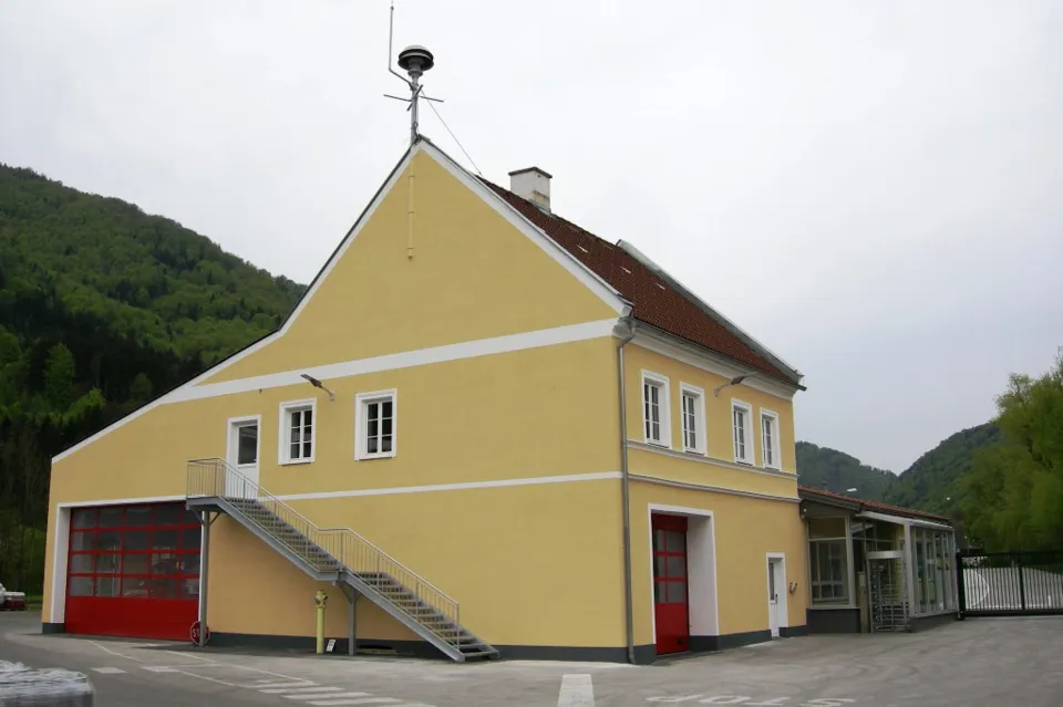 ein gelbes Gebäude mit einer roten Tür