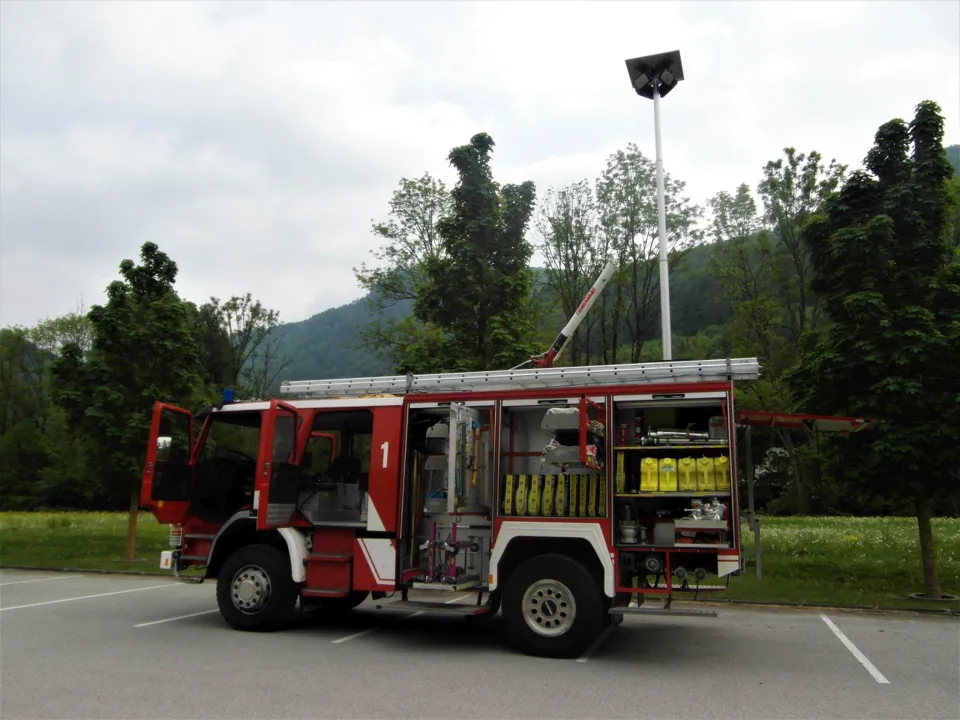 Ein Feuerwehrauto, das auf einem Parkplatz geparkt ist.