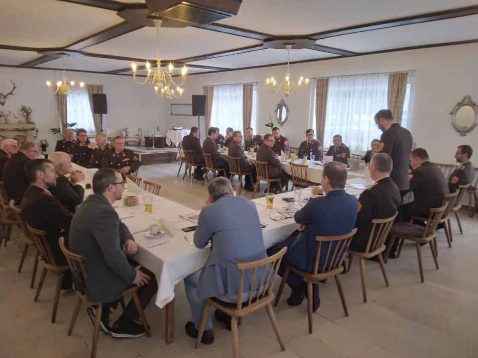 eine Gruppe von Menschen, die um einen Tisch sitzen