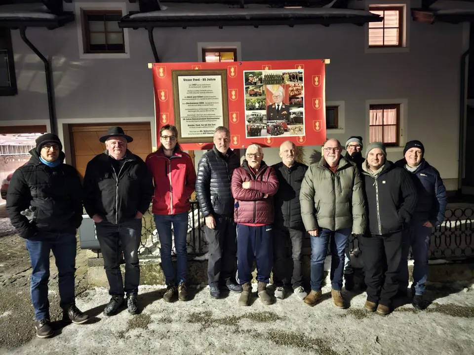 eine Gruppe von Menschen, die vor einem Gebäude stehen