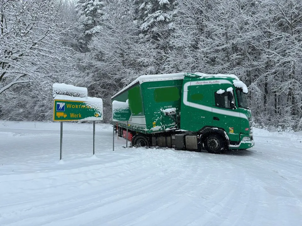 ein Lastwagen im Schnee