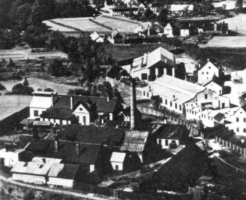 ein schwarz-weißes Foto einer Stadt