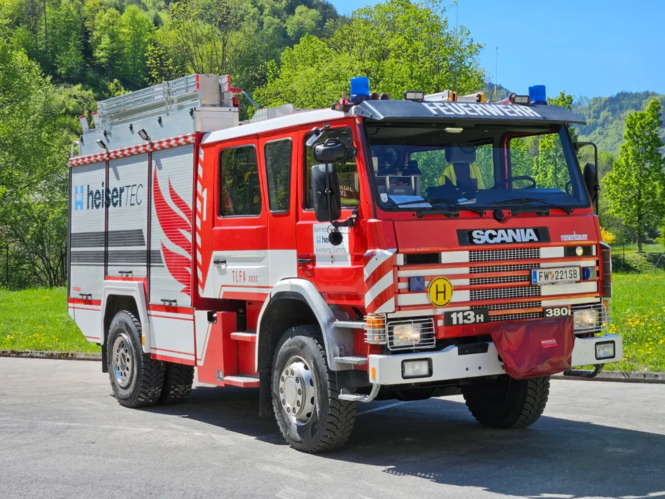 ein rotes und weißes Feuerwehrauto