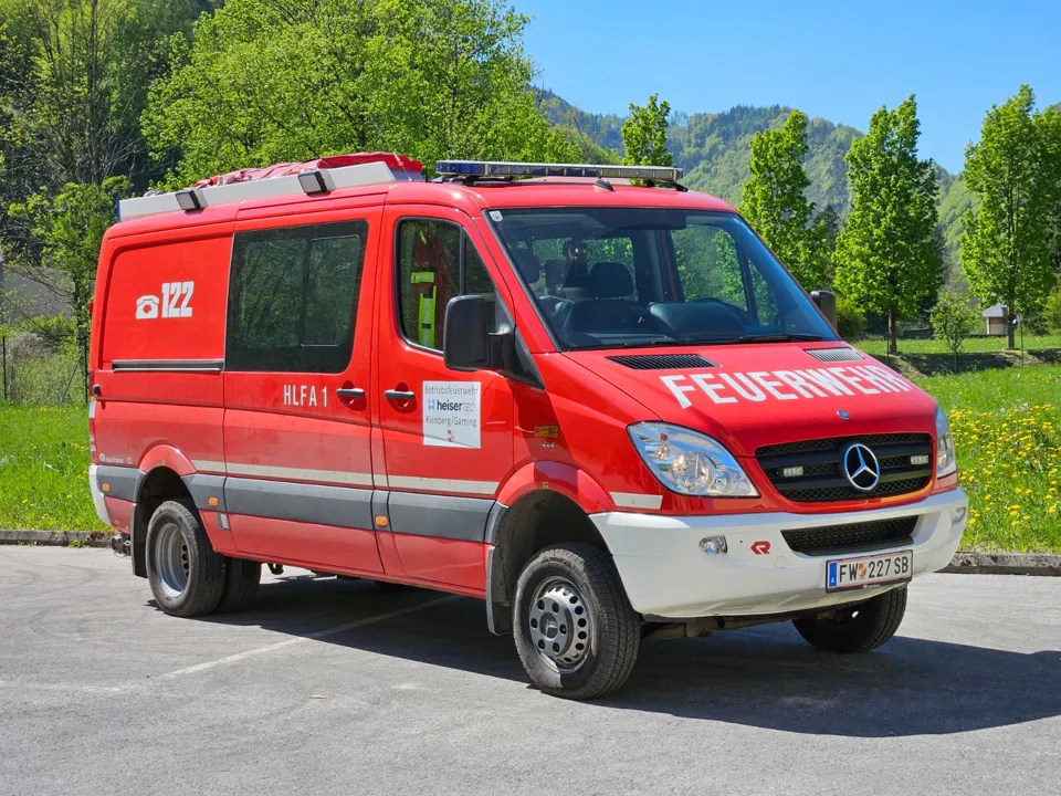 ein roter Lieferwagen, der auf einer Straße geparkt ist