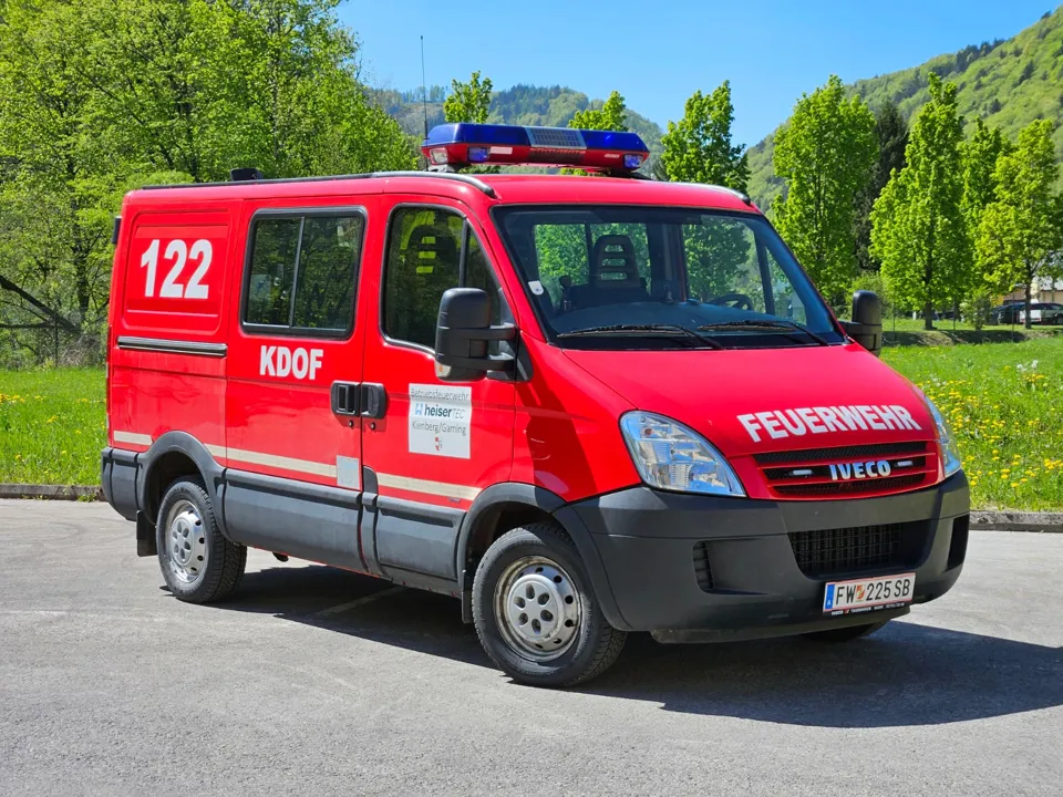 ein rot-schwarzer Van mit einem blauen Licht darauf