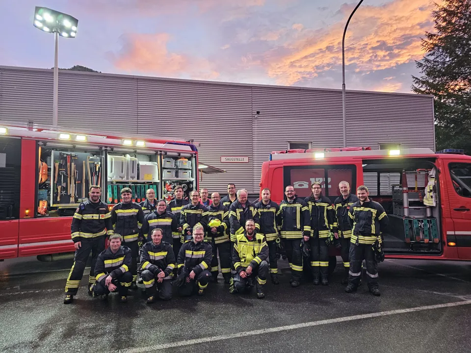 Eine Gruppe von Feuerwehrleuten posiert für ein Foto.