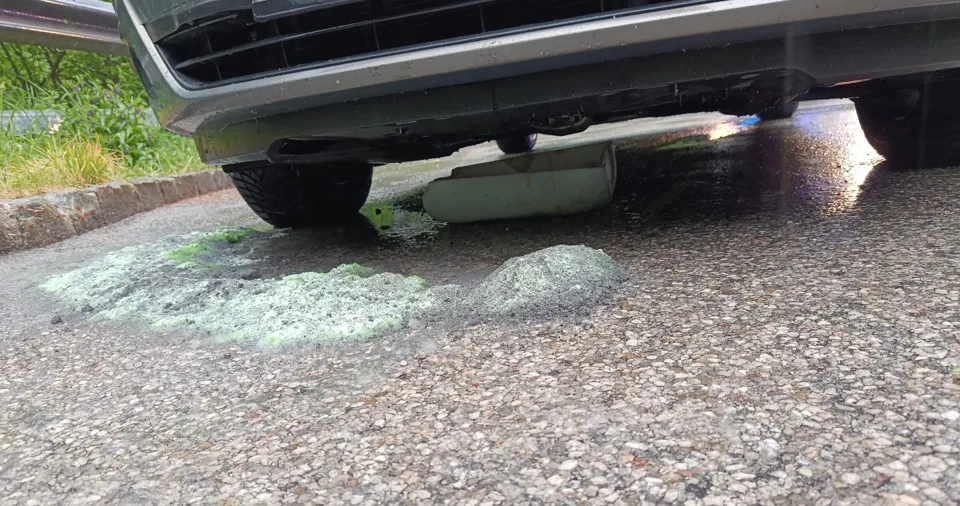 ein Auto unter einem Gastank
