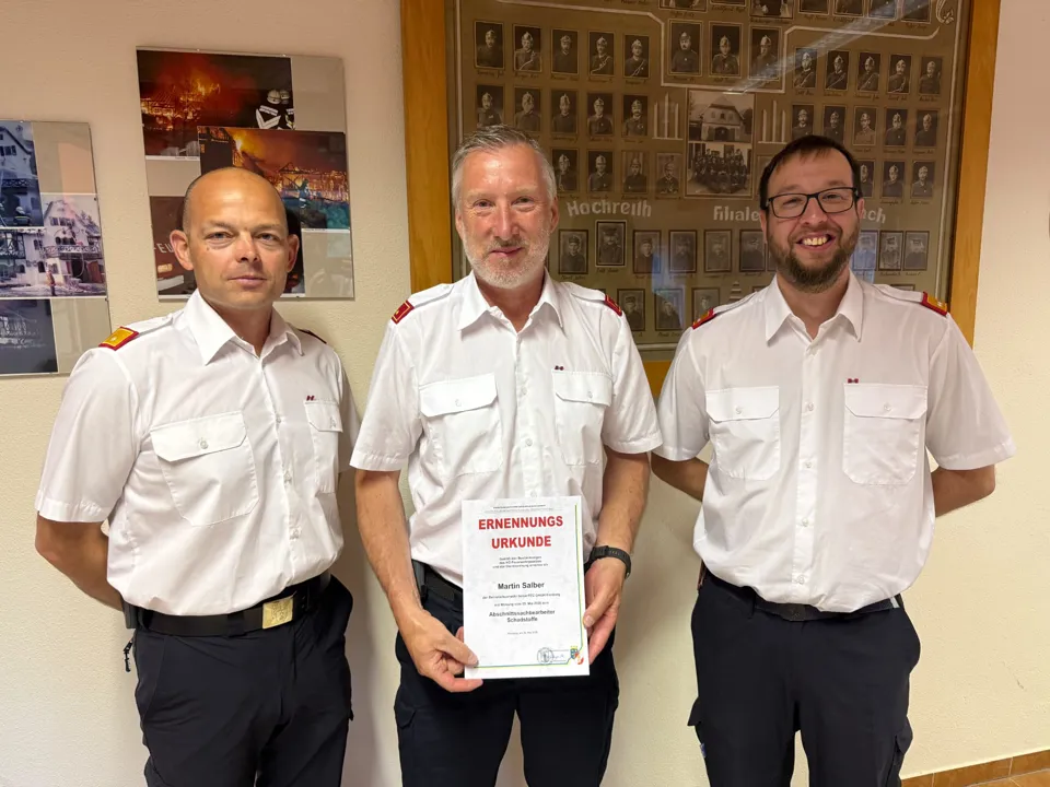 eine Gruppe von Männern in Uniform, die vor einem gerahmten Bild stehen