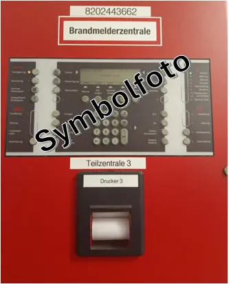 eine rote Box mit einer Tastatur und einem Schild