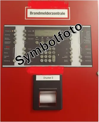 eine rote Box mit einer Tastatur und einem Schild