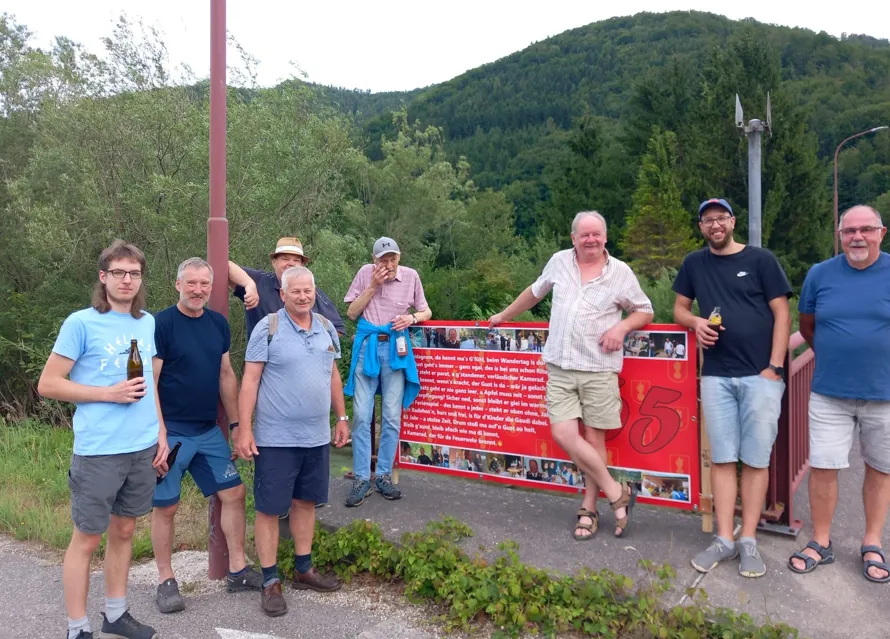 Eine Gruppe von Menschen posiert für ein Foto.