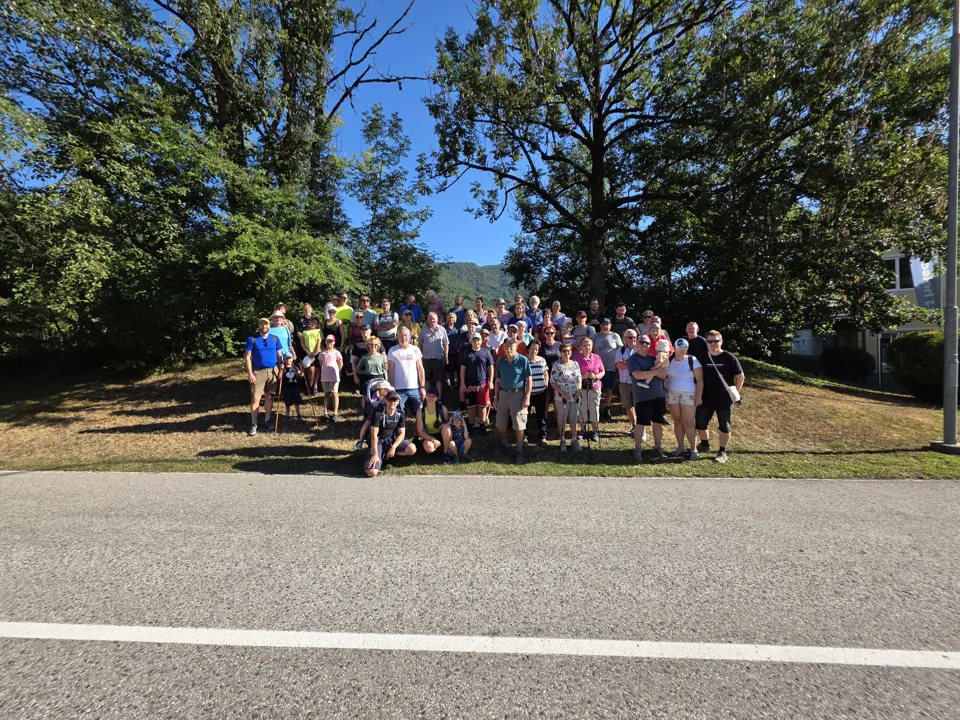 eine Gruppe von Menschen, die auf einem Hügel stehen