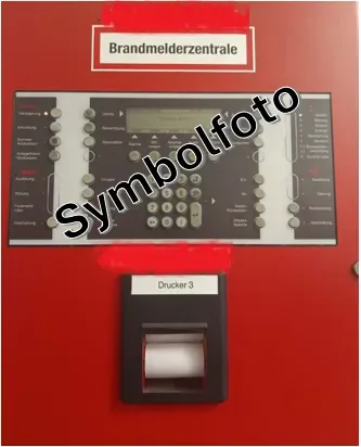 eine rote Maschine mit einer Tastatur und einem roten Schild