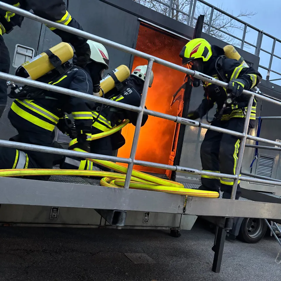 eine Gruppe von Feuerwehrleuten in Uniform