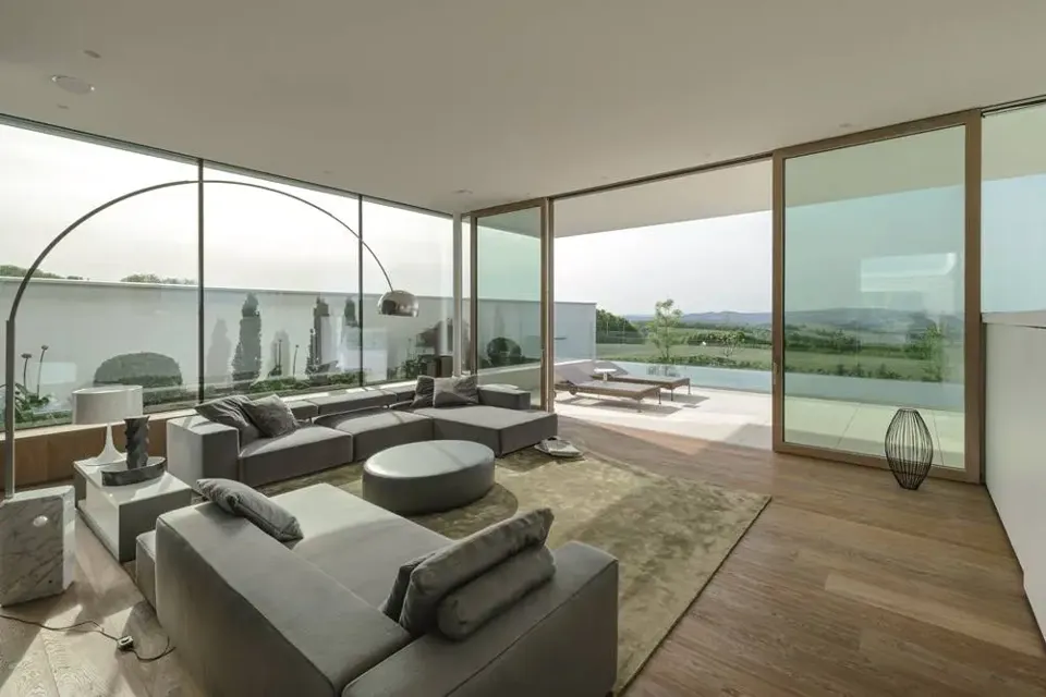 ein Wohnzimmer mit großen Fenstern