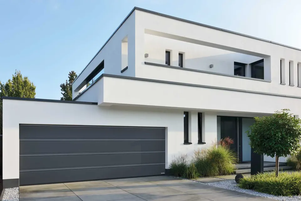 ein weißes Haus mit einer Garagentür