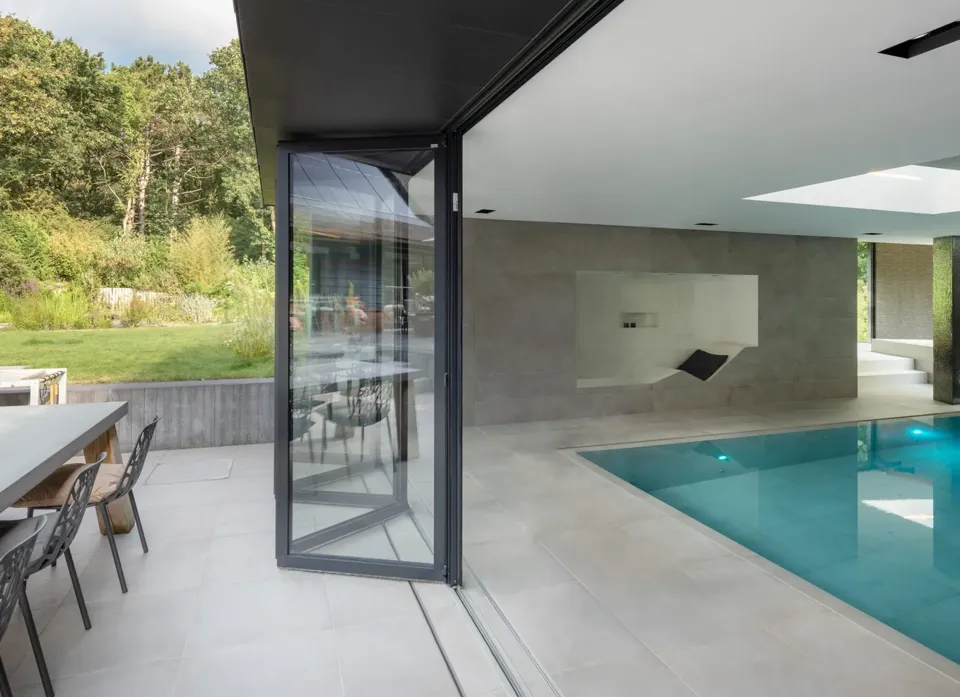 Ein Pool und ein Stuhl neben einem Haus.