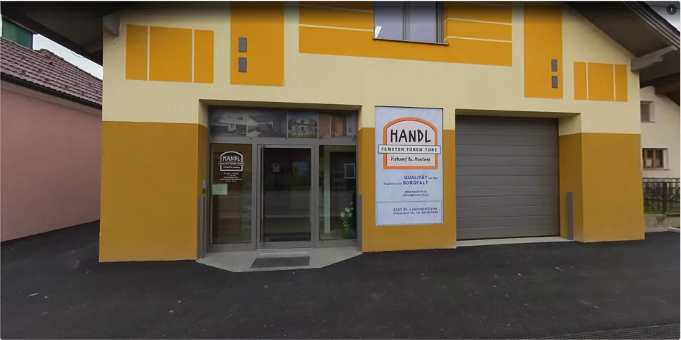 ein Gebäude mit einem Schild an der Vorderseite