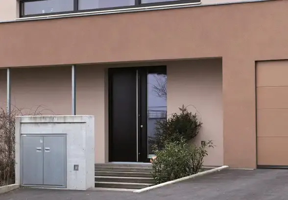 ein Gebäude mit einer Tür und Treppen