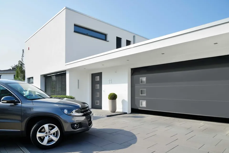 Ein Auto, das vor einem Haus geparkt ist.