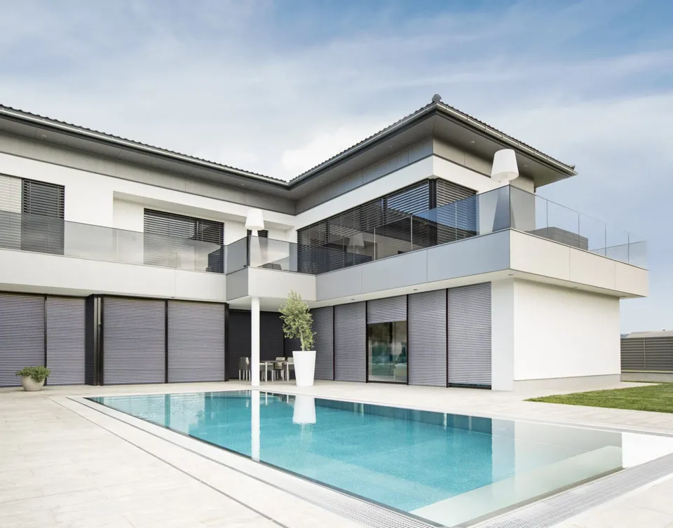 ein Haus mit einem Pool