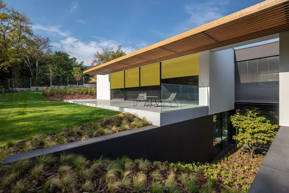 ein Haus mit einem Rasen und einer Terrasse