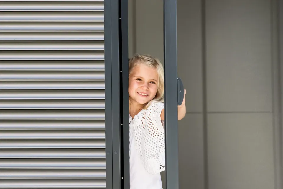 ein Kind, das aus einem Fenster schaut