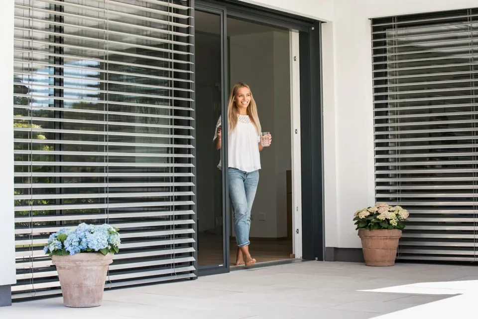 eine Person, die in einer Türöffnung steht
