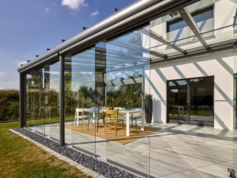 eine Glaswand eines Hauses