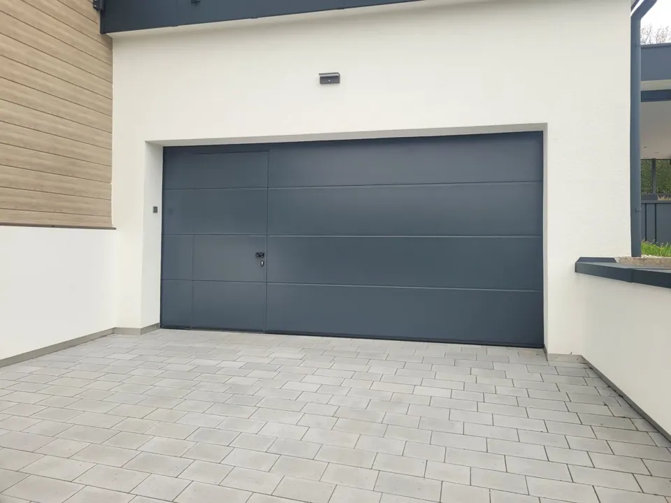 eine Garagentür in einem Gebäude