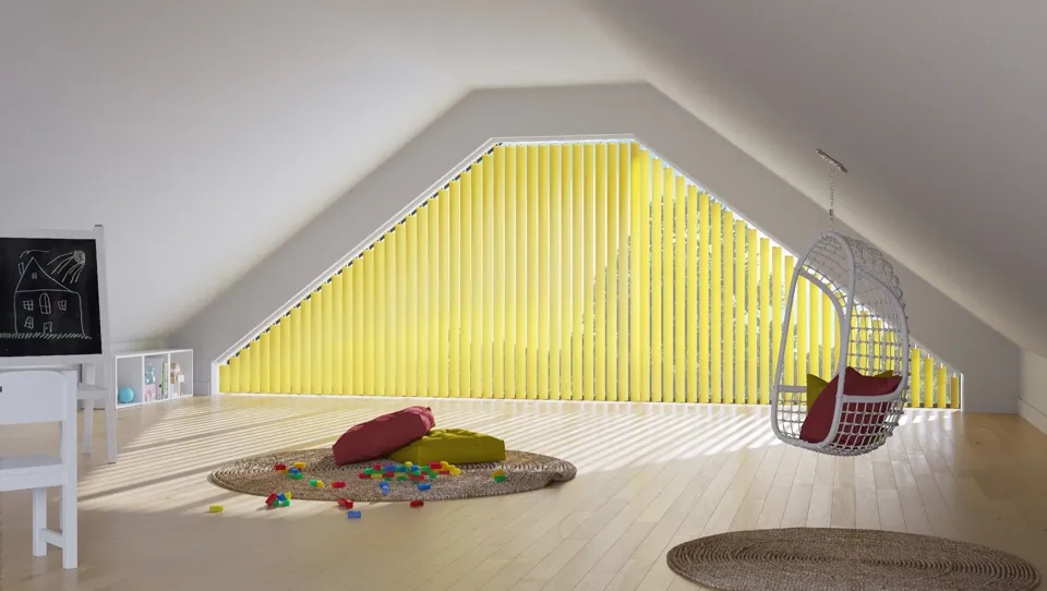 ein Zimmer mit einer Schaukel und Spielzeug