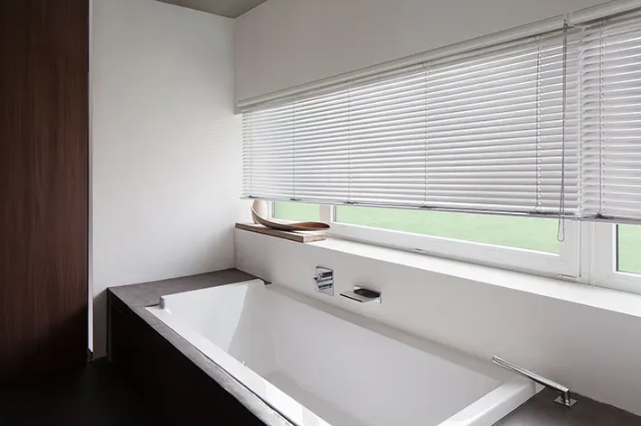 eine Badewanne in einem Badezimmer