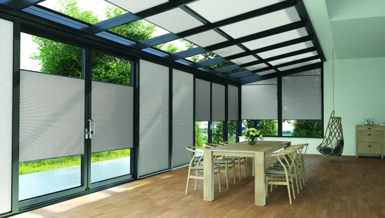 ein Zimmer mit einem Tisch und Stühlen