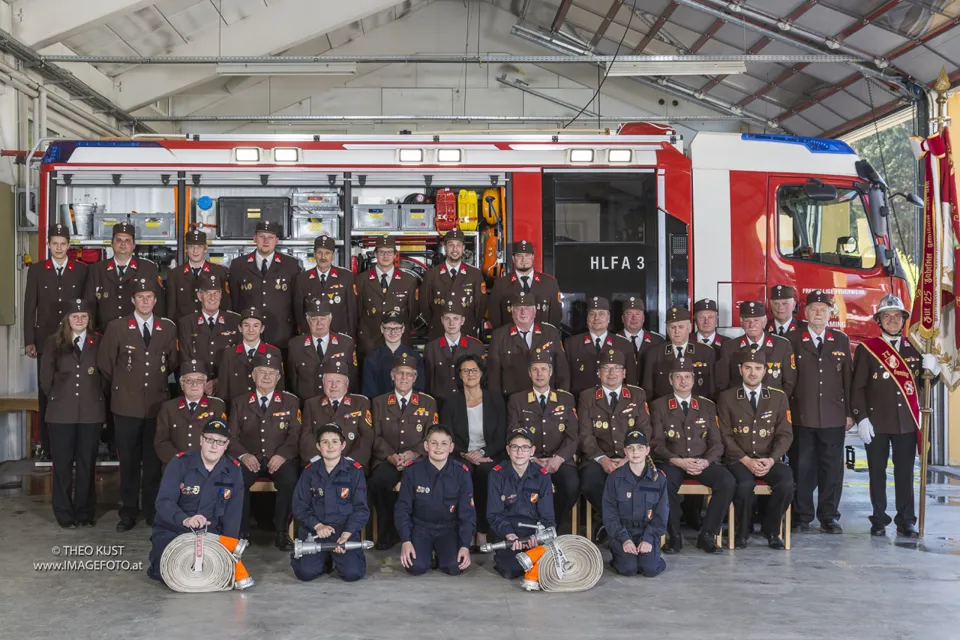 Eine Gruppe von Menschen in Uniform posiert für ein Foto.