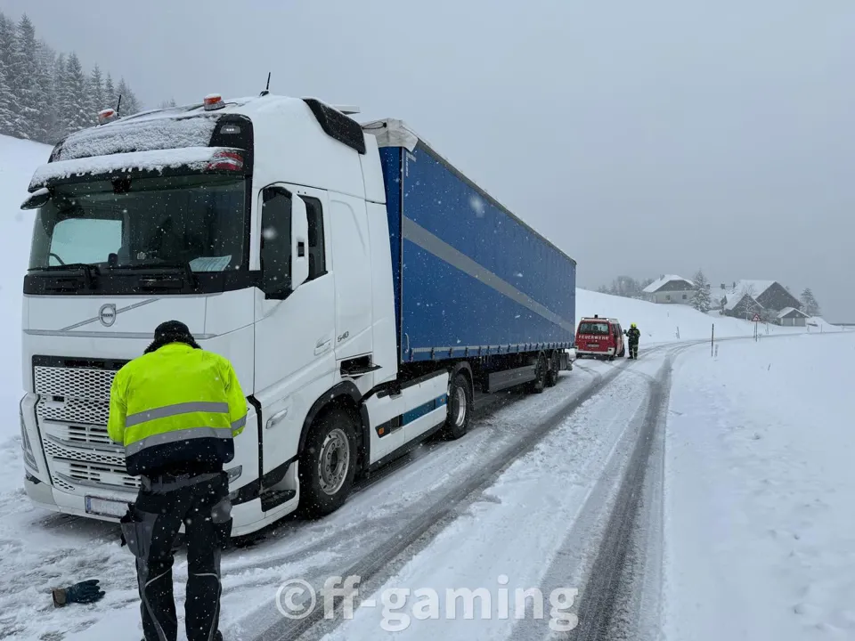 ein Lastwagen auf einer verschneiten Straße