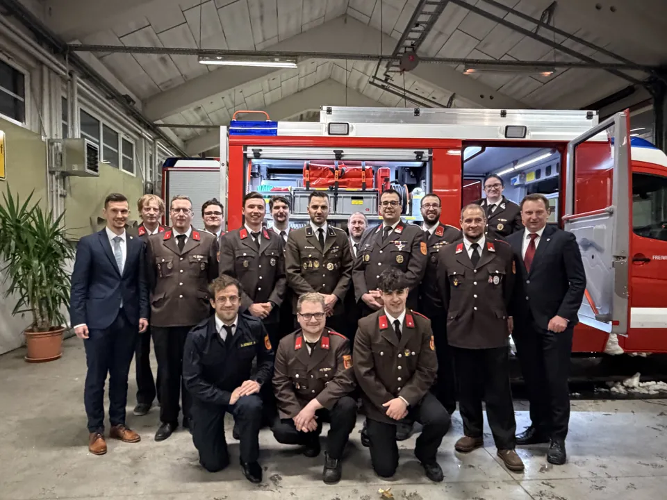 Eine Gruppe von Männern in Uniform posiert für ein Foto.