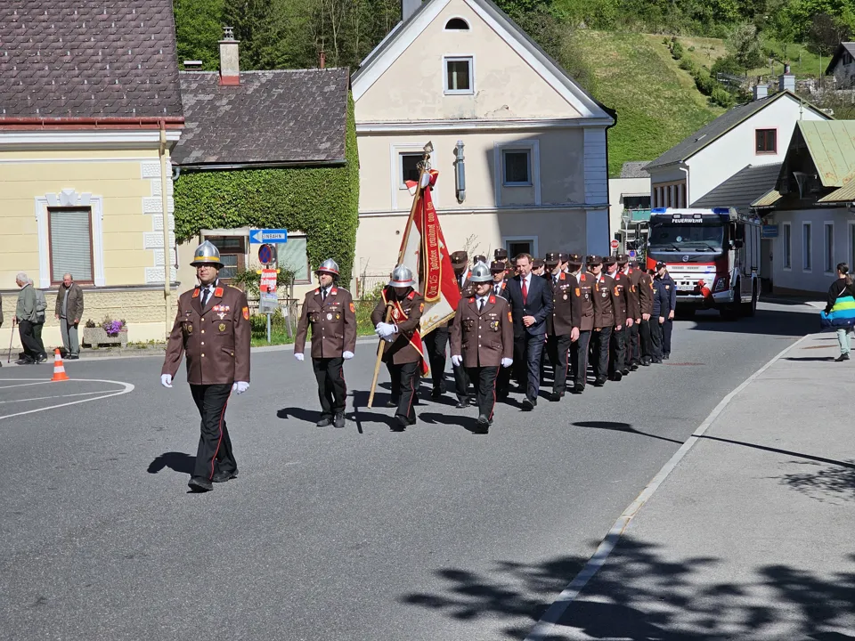 Eine Gruppe von Menschen in Uniform, die auf der Straße gehen.