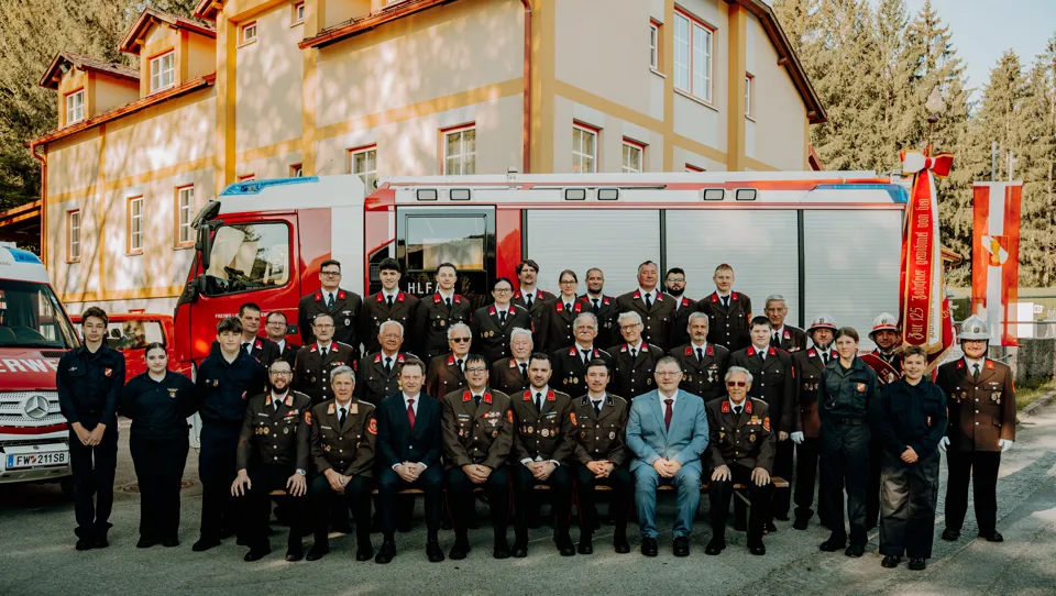 Eine Gruppe von Menschen in Uniform posiert für ein Foto.