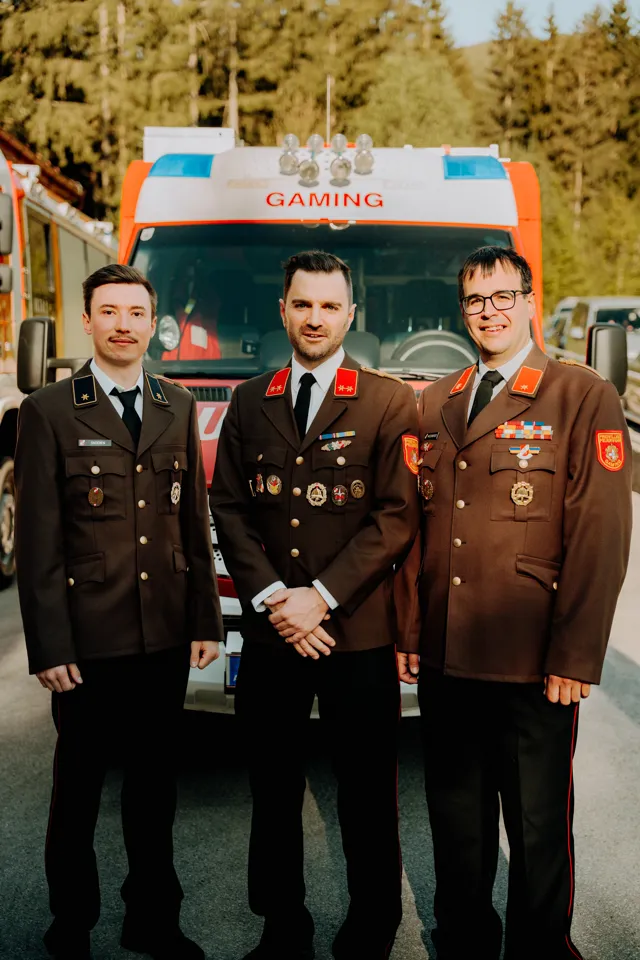 Eine Gruppe von Männern in Uniform steht vor einem Lastwagen.