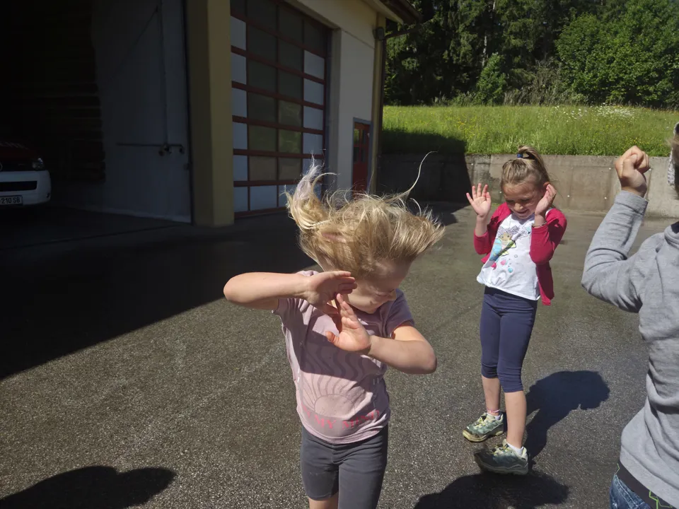 eine Gruppe von Kindern, die draußen spielen