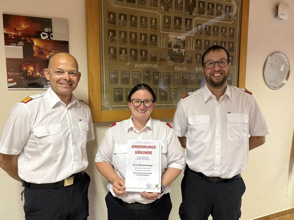 eine Gruppe von Personen in Uniform, die ein Zertifikat halten