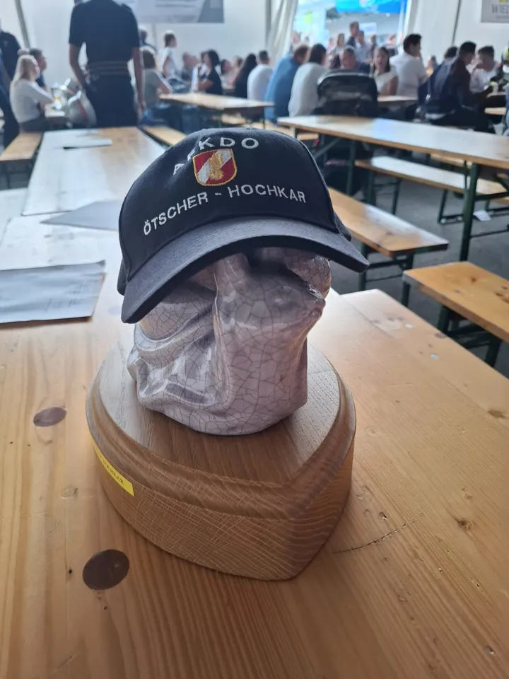 ein Hut auf einem Holzblock