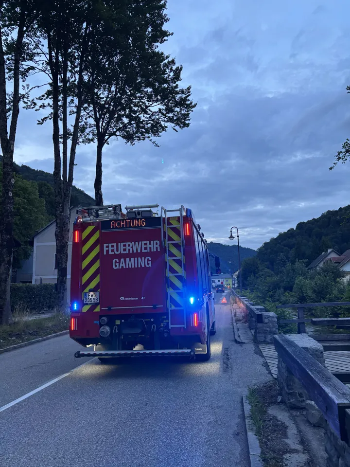 ein Feuerwehrauto auf einer Straße