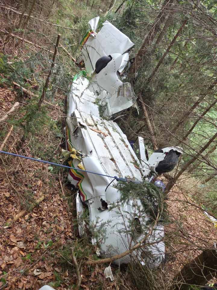 ein verunglücktes Auto im Wald