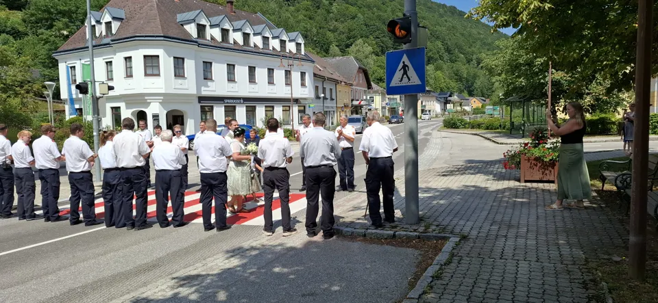 eine Gruppe von Menschen, die an einer Straßenecke stehen
